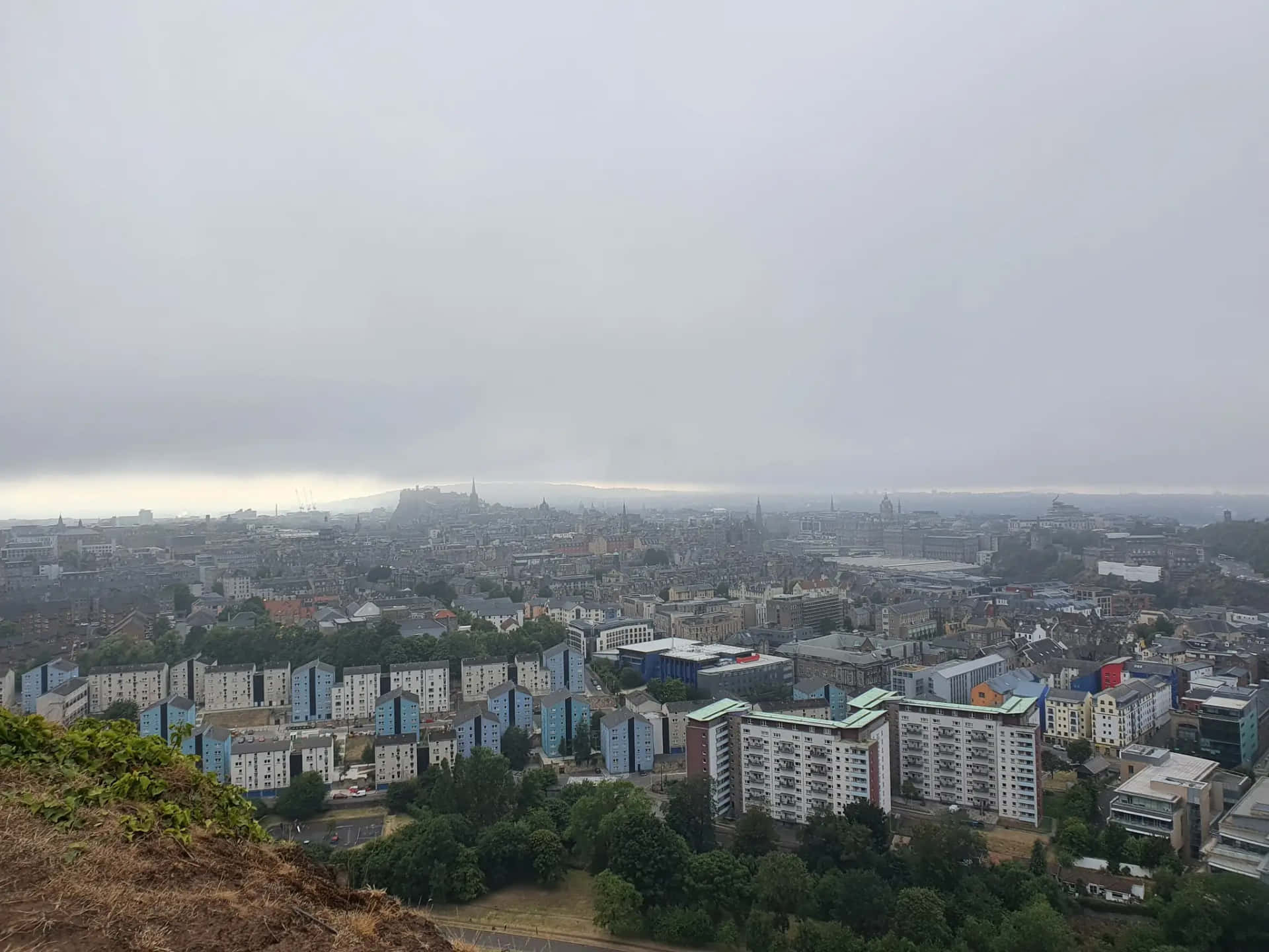 Misty_ Edinburgh_ View_from_ Salisbury_ Crags Wallpaper