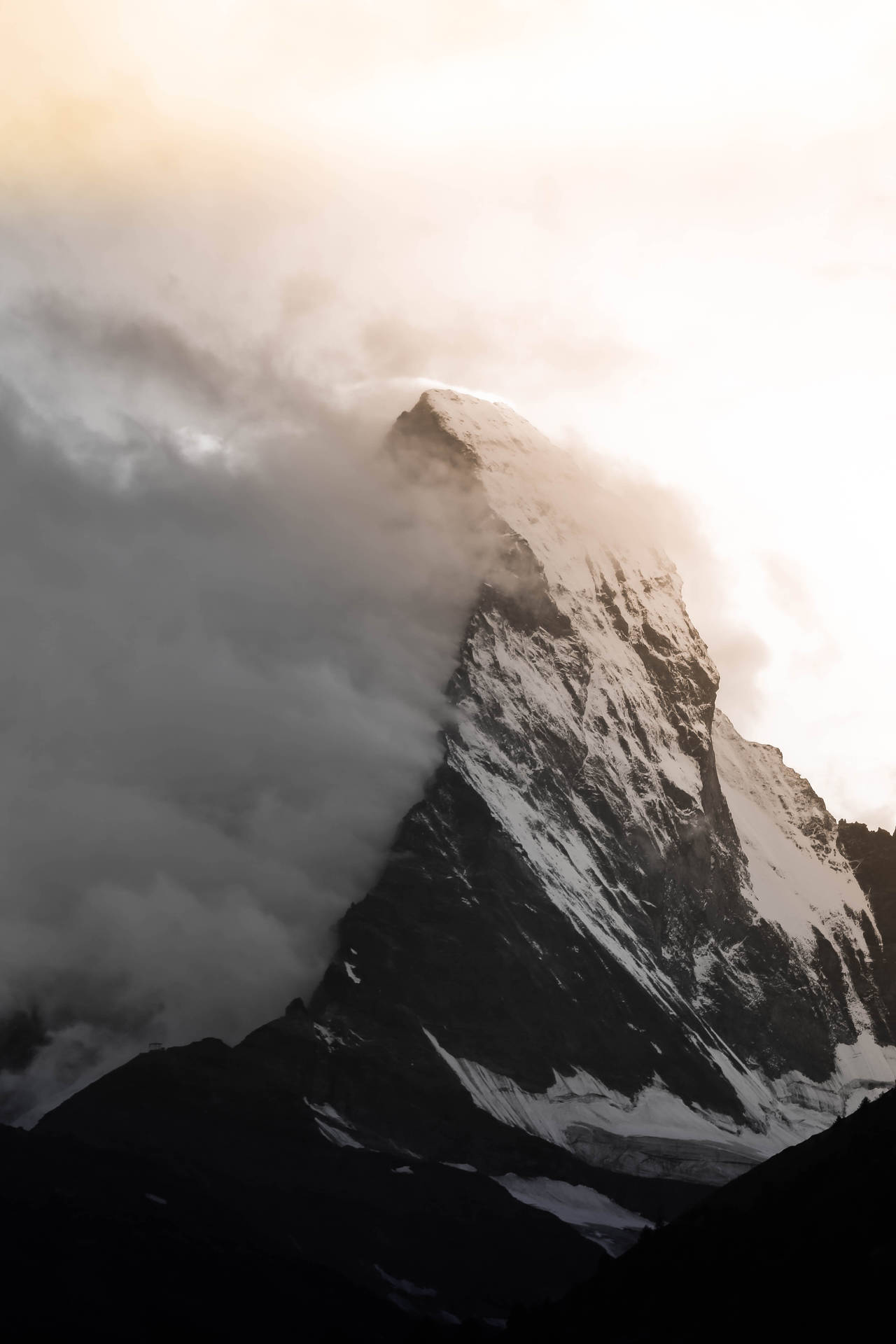 Misty Mountain 4K iPhone 6 Plus tapet, inspireret af roserne blade af bjergen ved solopgang Wallpaper