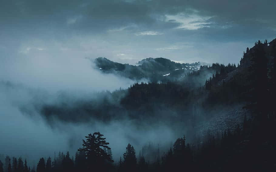 Tåkete Fjell Silhuetter Mørk Stemning.jpg Bakgrunnsbildet