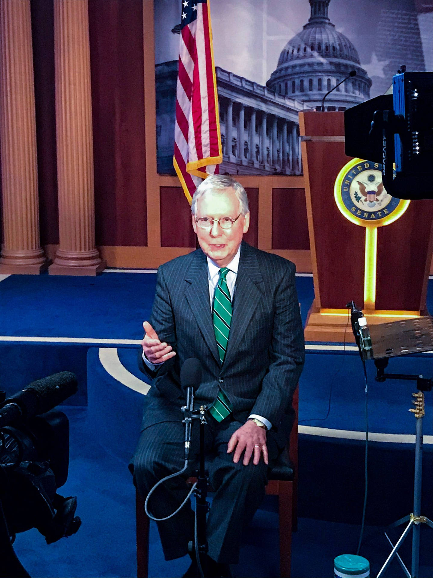 Mitch McConnell står på US Senatets talerstol Wallpaper