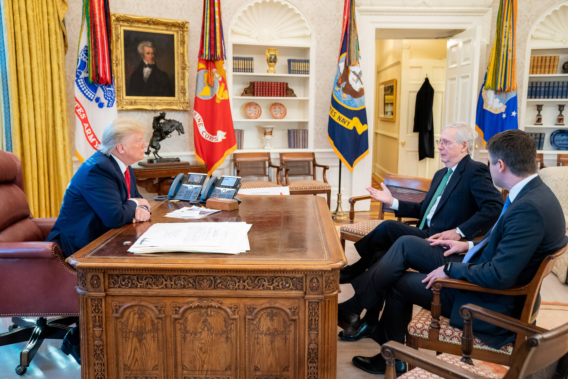 Incontrotra Mitch Mcconnell E Il Presidente Trump In Ufficio Sfondo