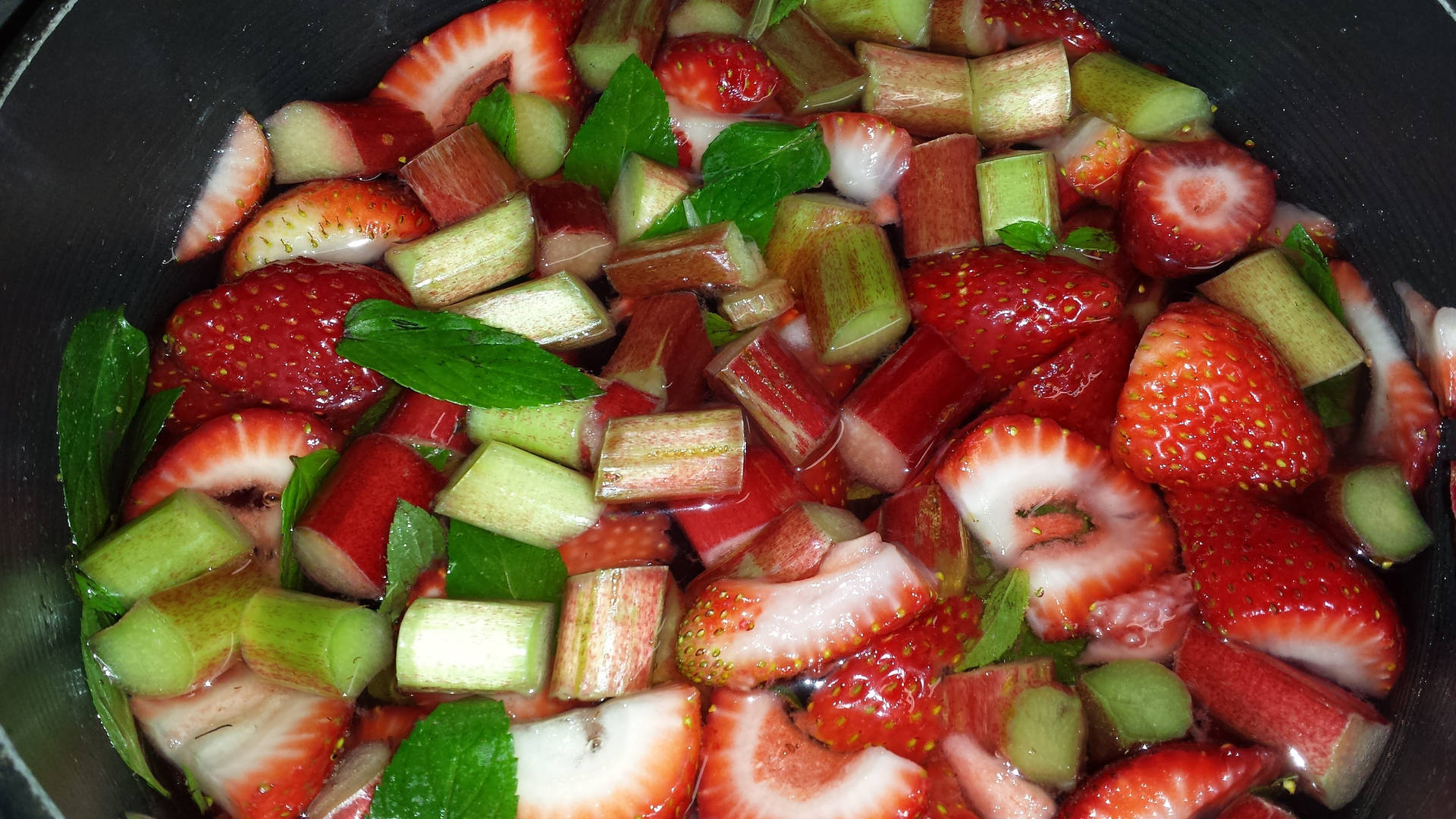 Mix Of Strawberry Rhubarb Crisp Wallpaper