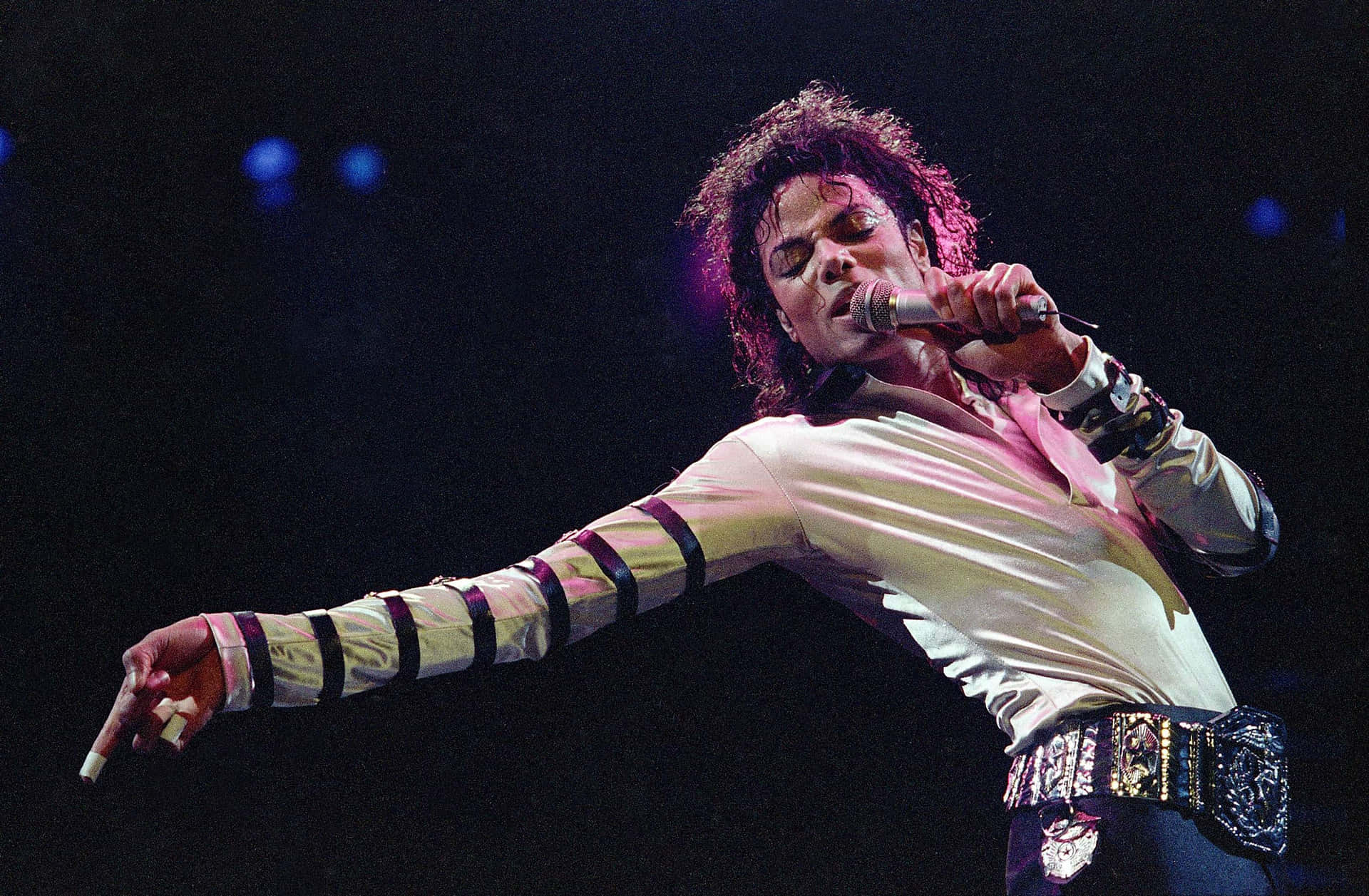 Michael Jackson's Magical Spells Captivating AD Crowds