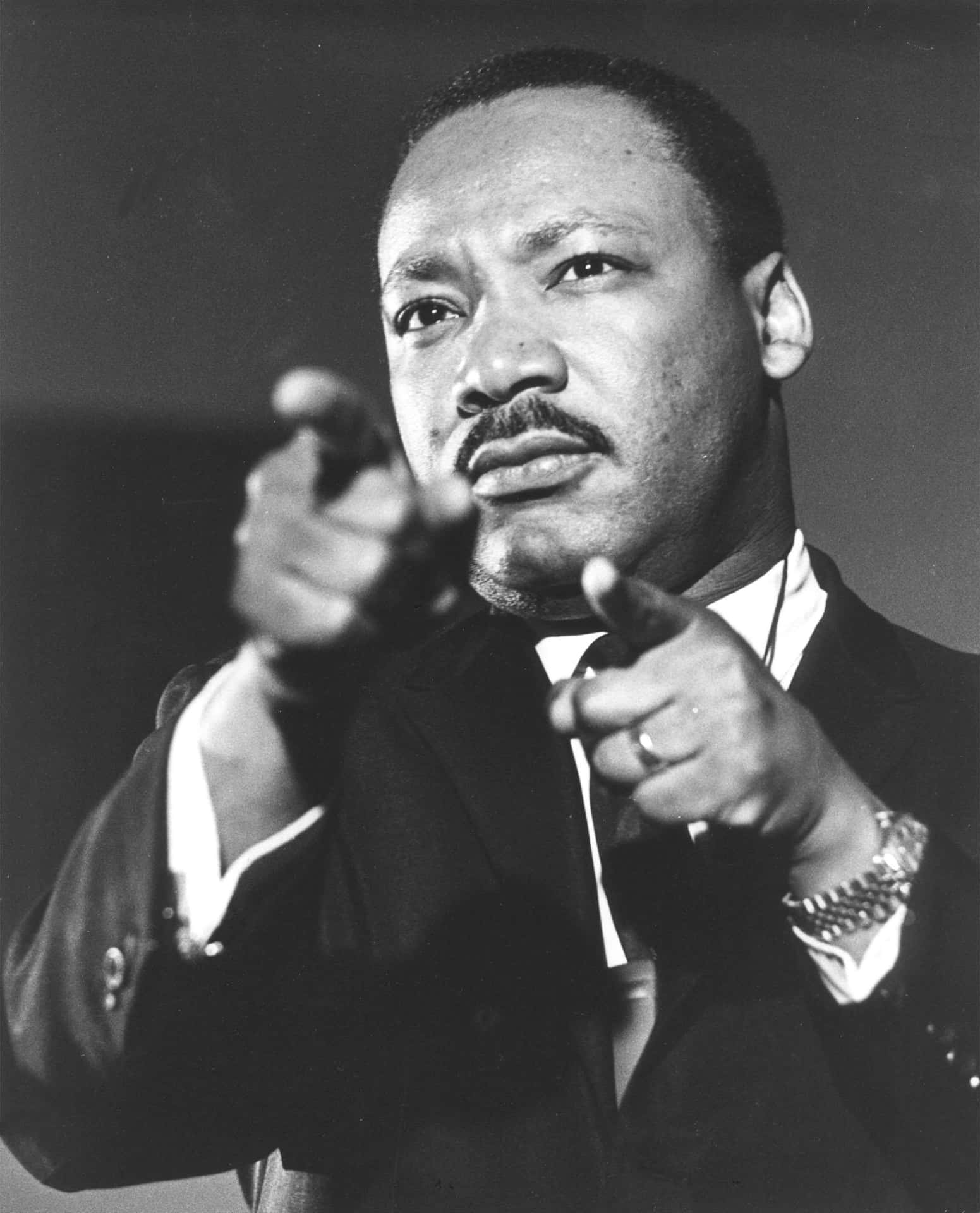 Martin Luther King Jr. peger på et kamera