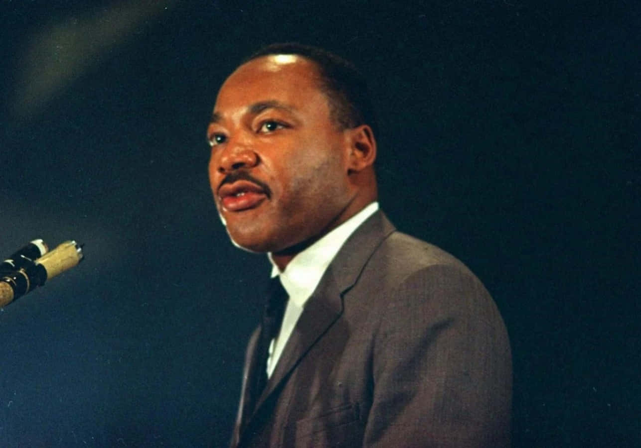 Martin Luther King, Jr taler ind i mikrofonen