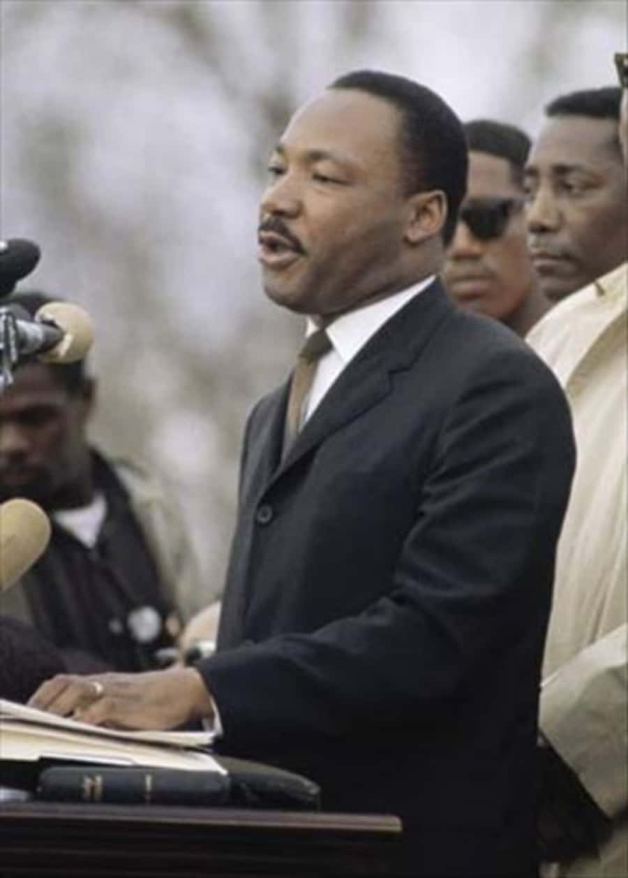 Martin Luther King Jr. taler ved et talerstol.