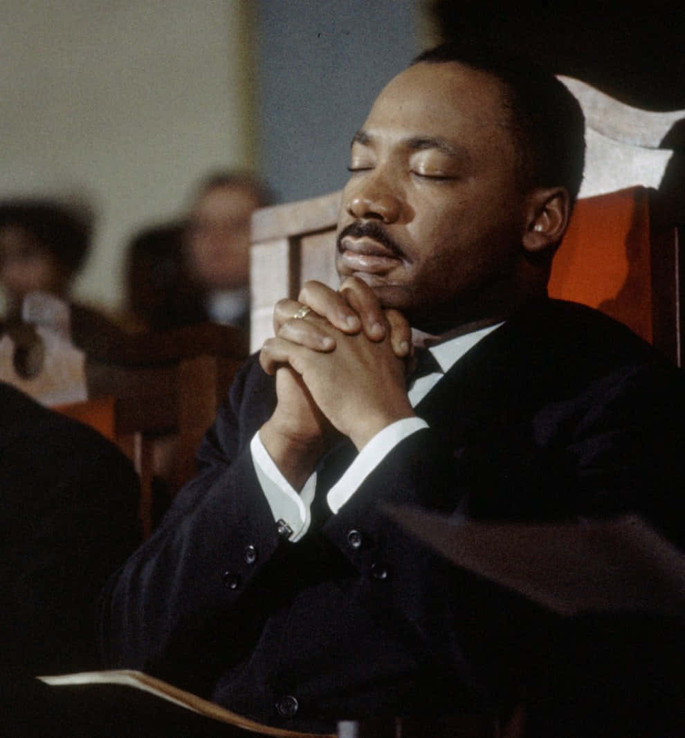 Martin Luther King Jr, der beder i en kirke