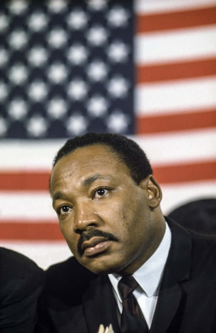 Martinluther King Jr. Vor Einer Amerikanischen Flagge