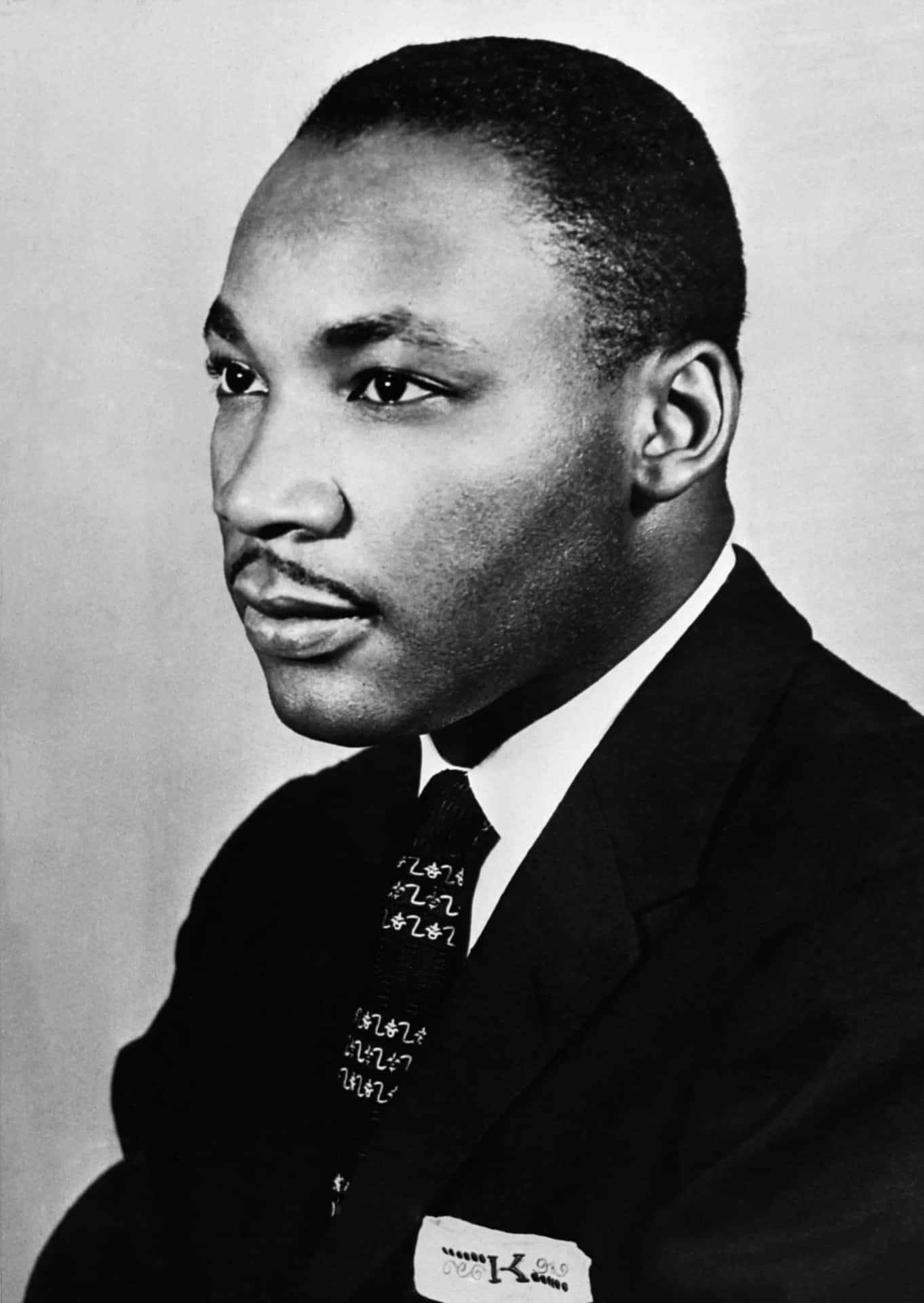 Et sort og hvidt foto af en mand i jakkesæt.