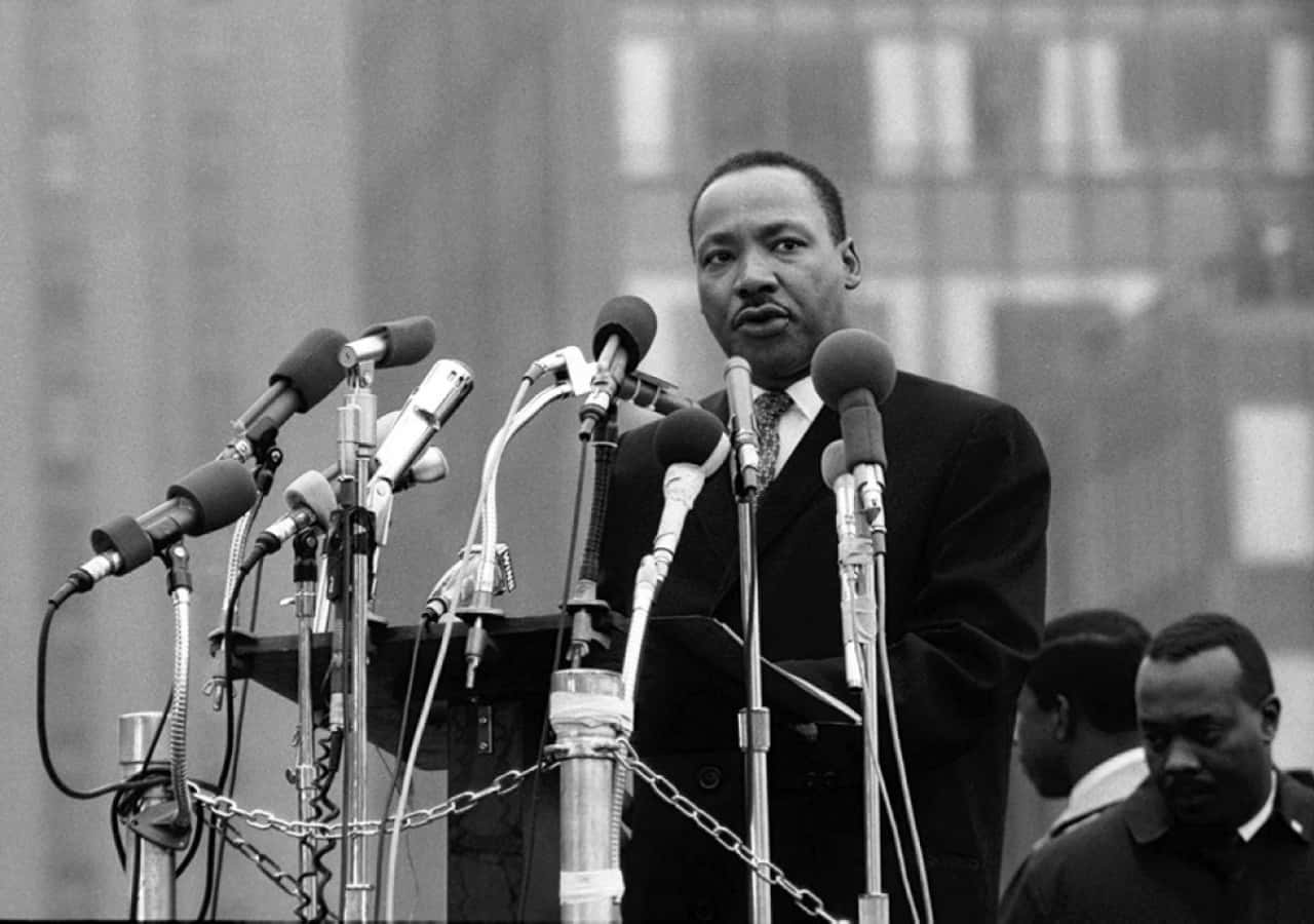 Martin Luther King Jr. taler til mikrofoner