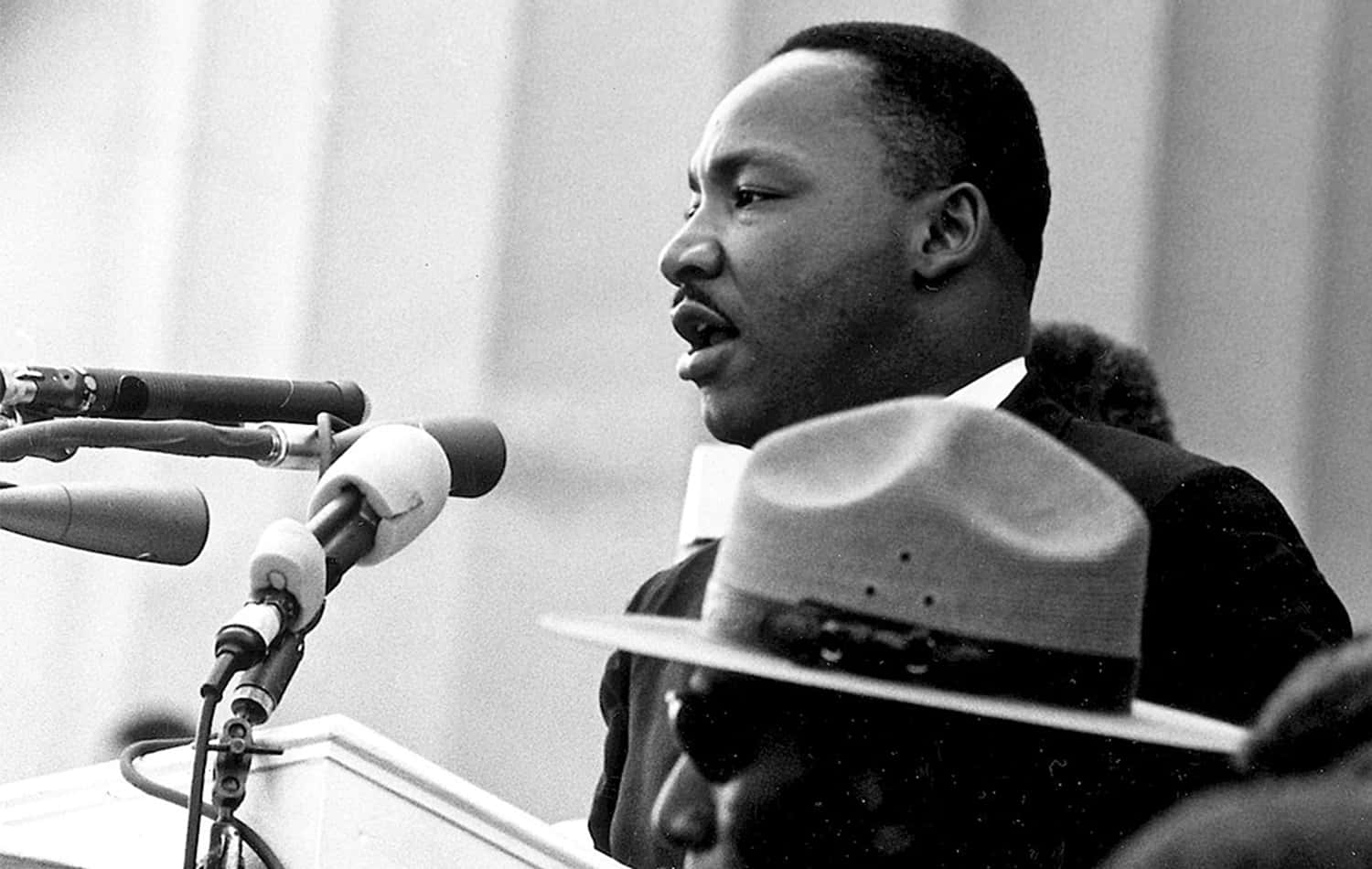 Martin Luther King, Jr taler ved et talerstol.