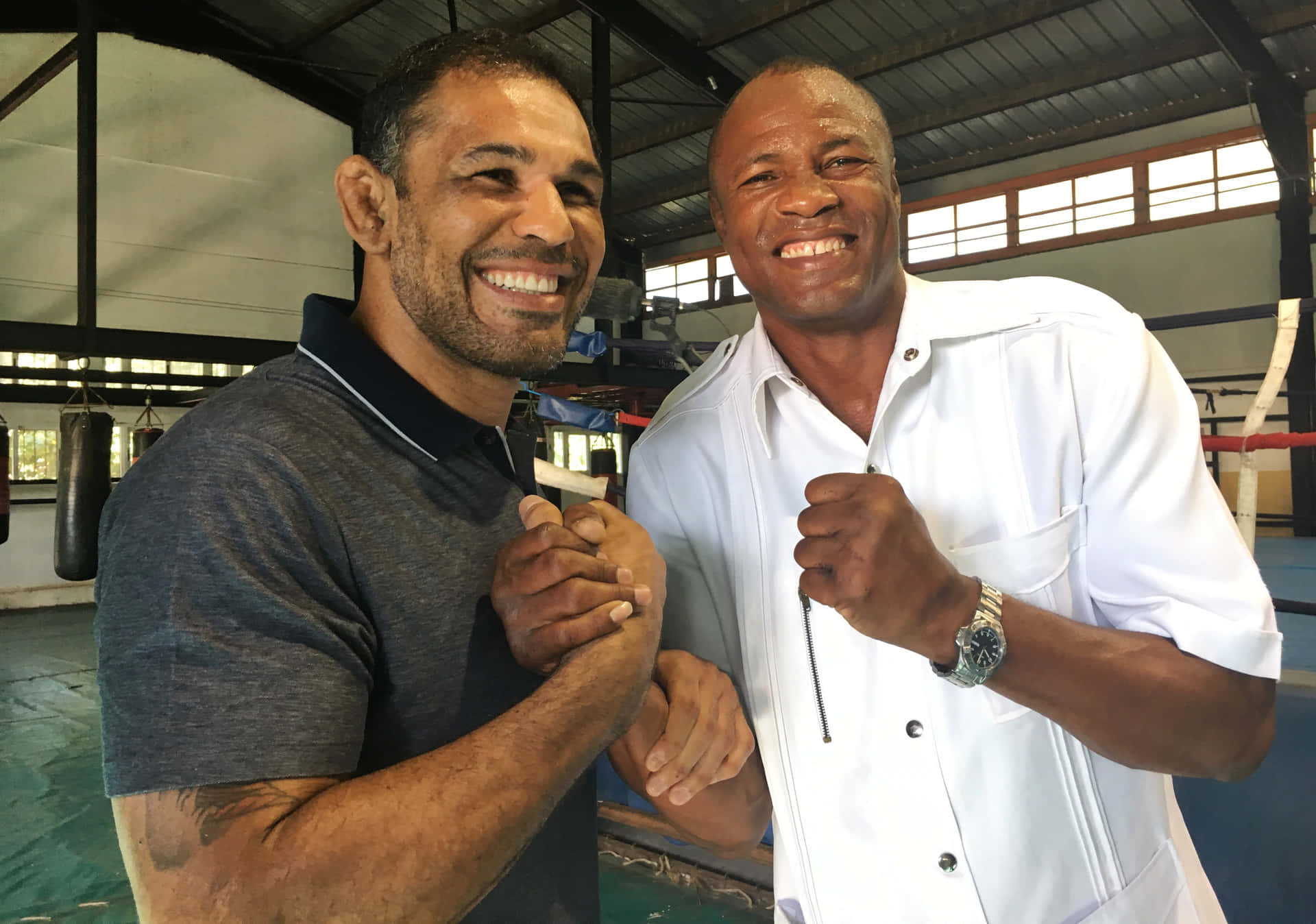 Luchadorde Mma Antonio Rogerio Nogueira Y Boxeador Felix Savón Fondo de pantalla