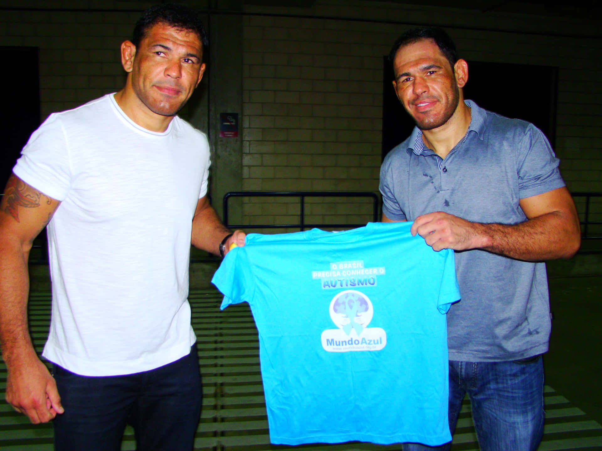 MMA Fighter Antonio Rogerio Nogueira Holding A Shirt Wallpaper