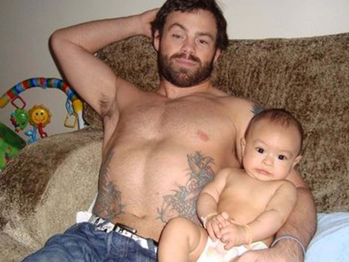 Luchadorde Mma Jens Pulver Con Su Bebé. Fondo de pantalla