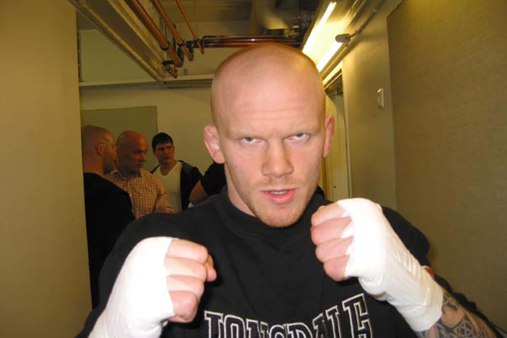 MMA kæmper Joachim Hansen leverer håndklæderne ind Wallpaper