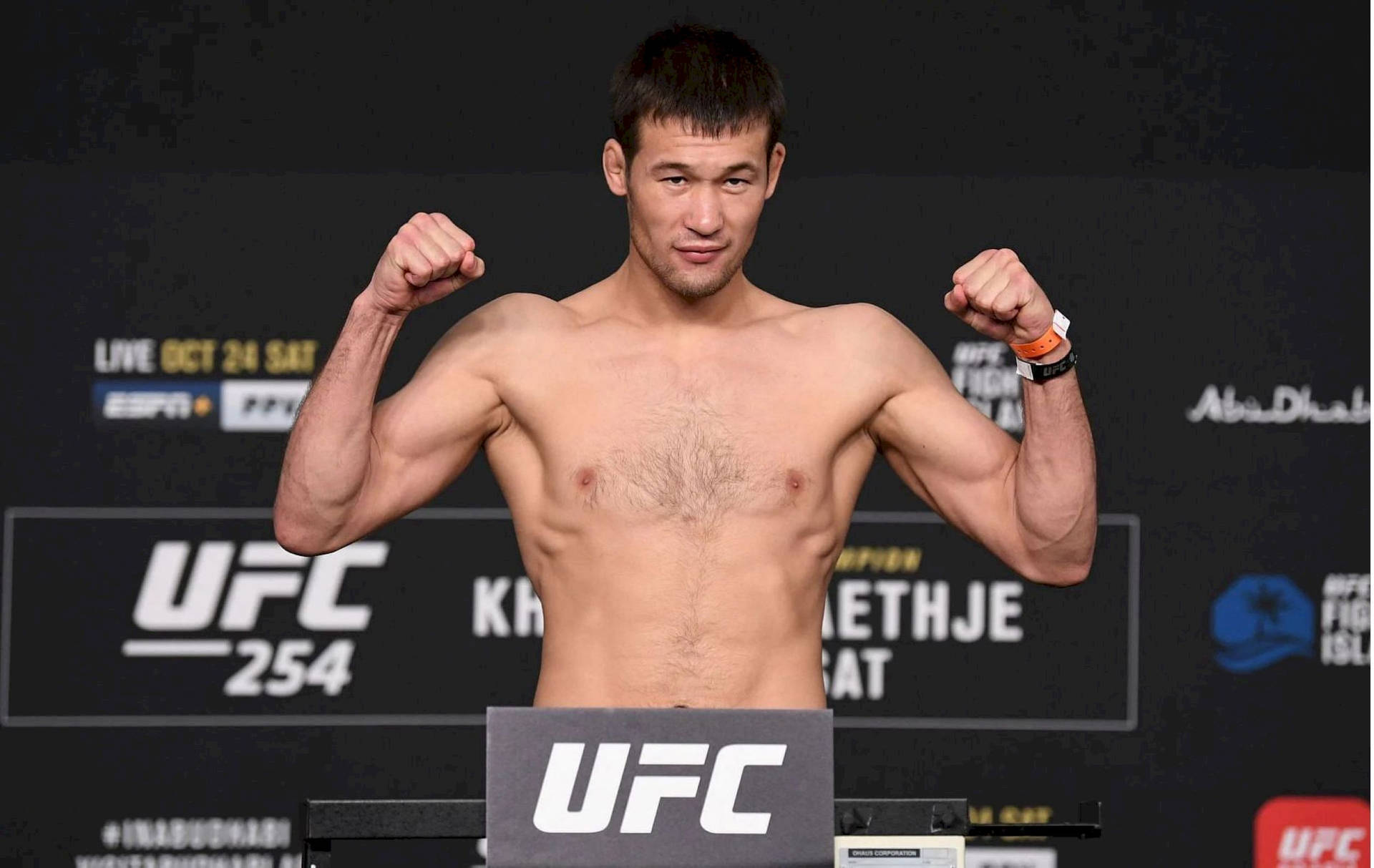 MMA-kæmper Shavkat Rakhmonov flexer muskler på scenen Wallpaper