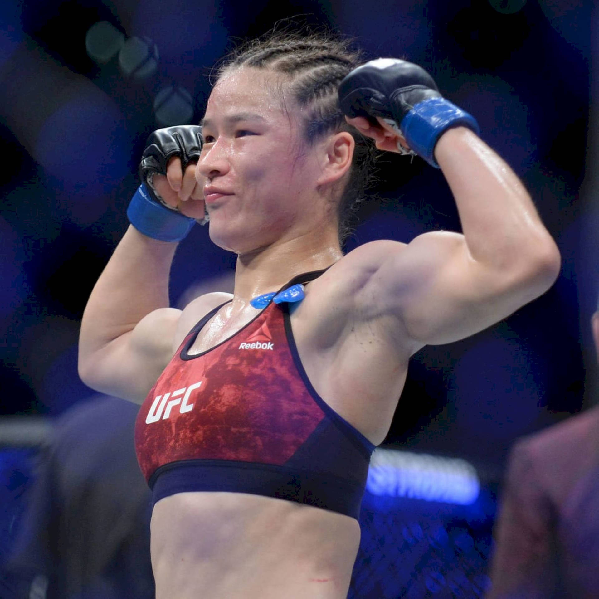 Luchadorade Mma Zhang Weili Mostrando Su Fuerza. Fondo de pantalla