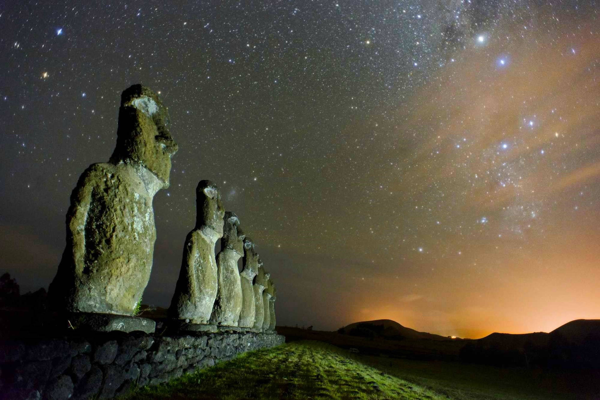Moaipå Chile Om Natten. Wallpaper
