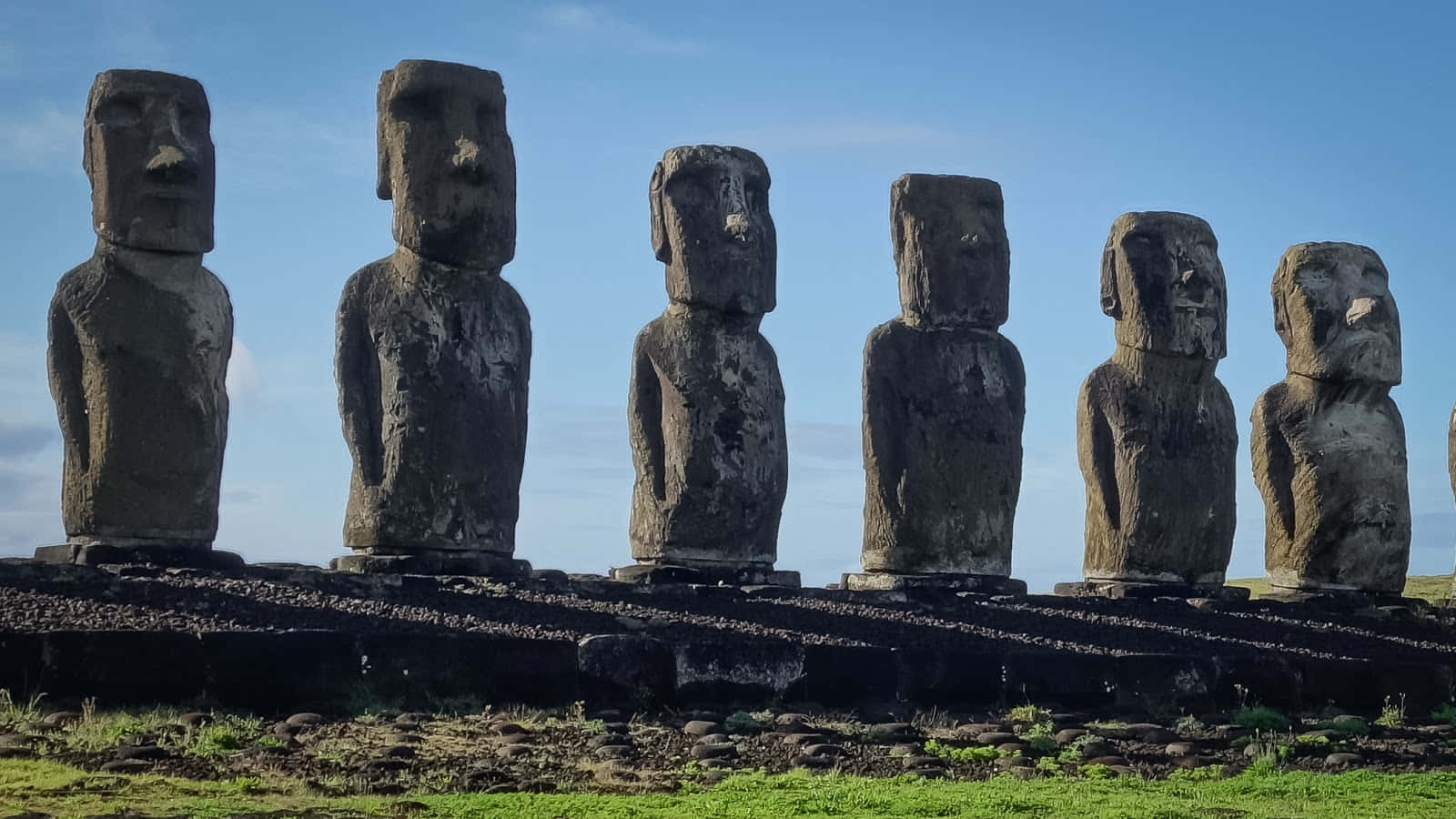 Maestosestatue Moai Proiettano Ombre Al Tramonto Sfondo