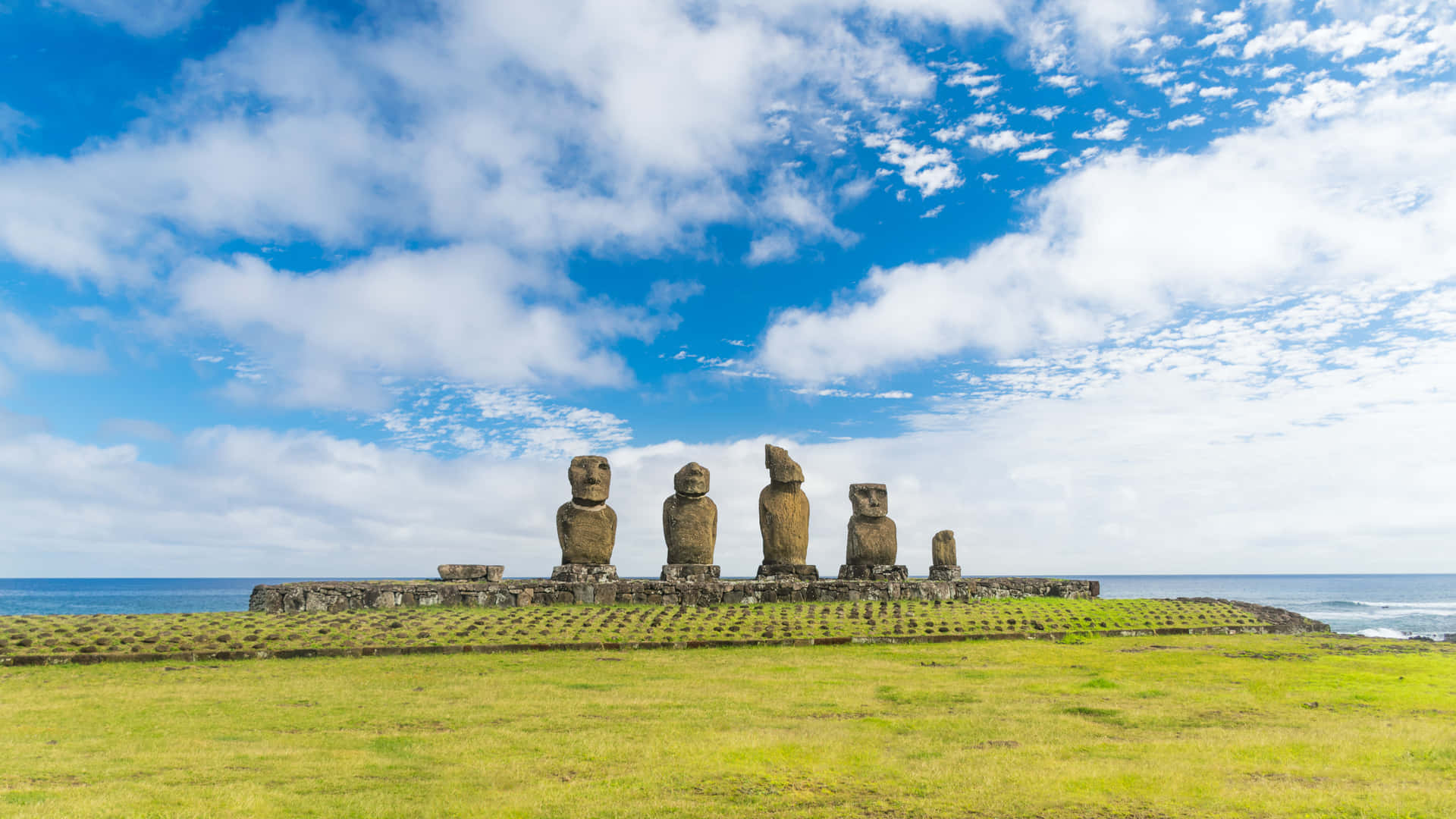 Maestosestatue Moai Illuminate Dalla Luce Del Sole Sfondo
