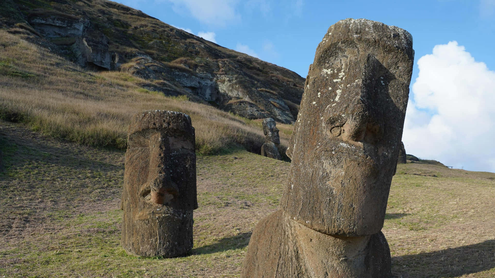 Antichestatue Dei Moai Che Si Ergono Alte All'isola Di Pasqua, Cile. Sfondo
