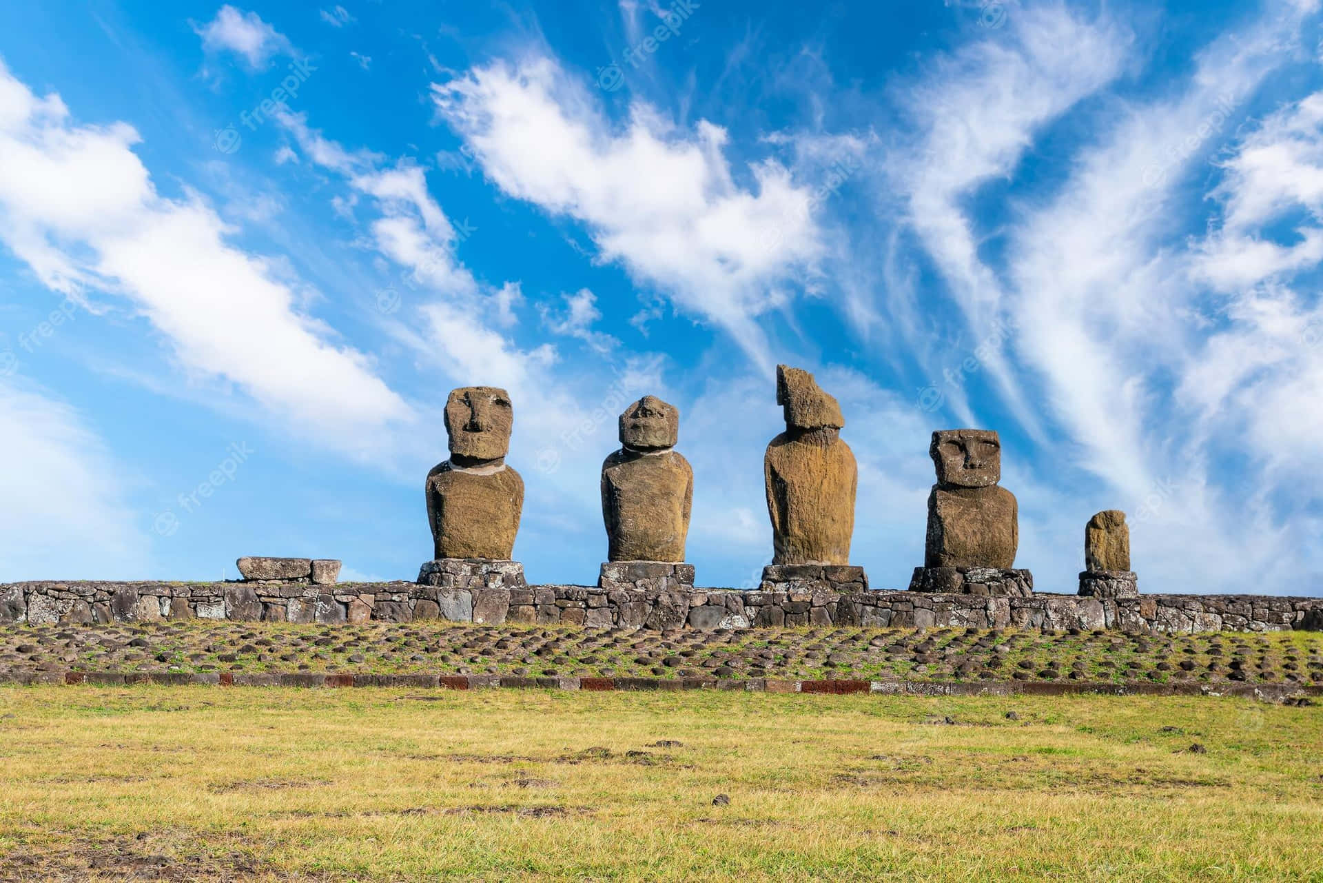 Moai skulpturer under den blå himmel Wallpaper