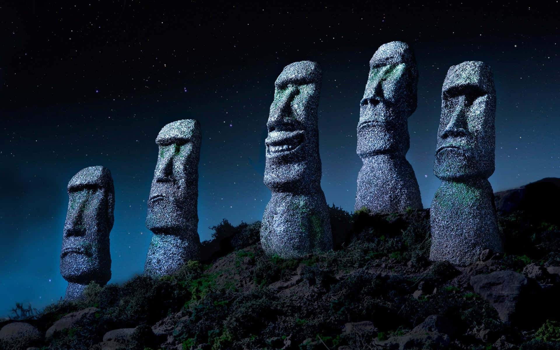 Moai skulpturer med forskellige udtryk skaber en fascinerende design. Wallpaper