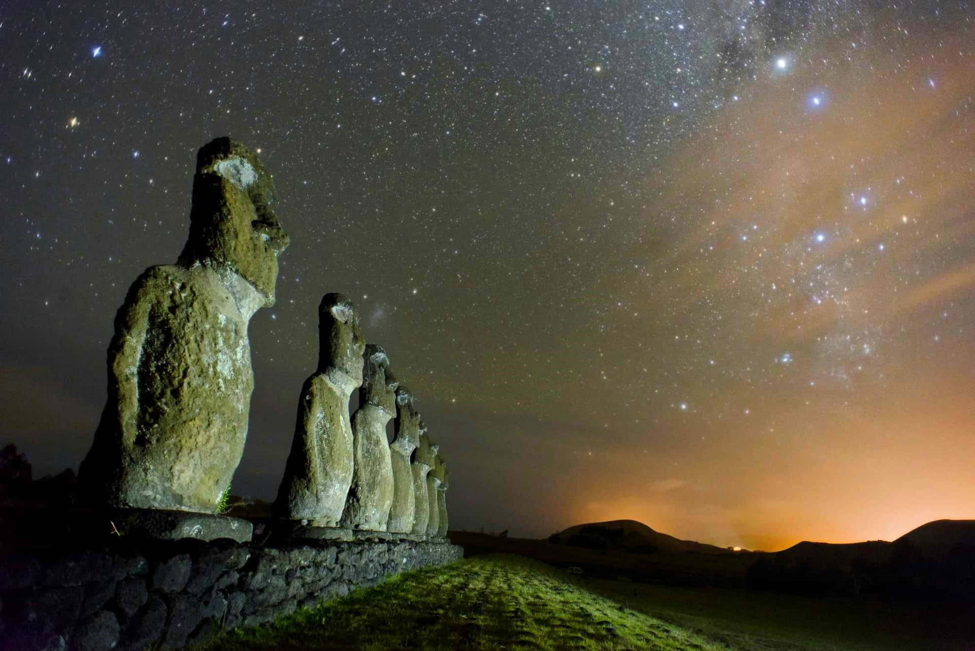 Moai Statuer Over Skinnende Stjerner Wallpaper