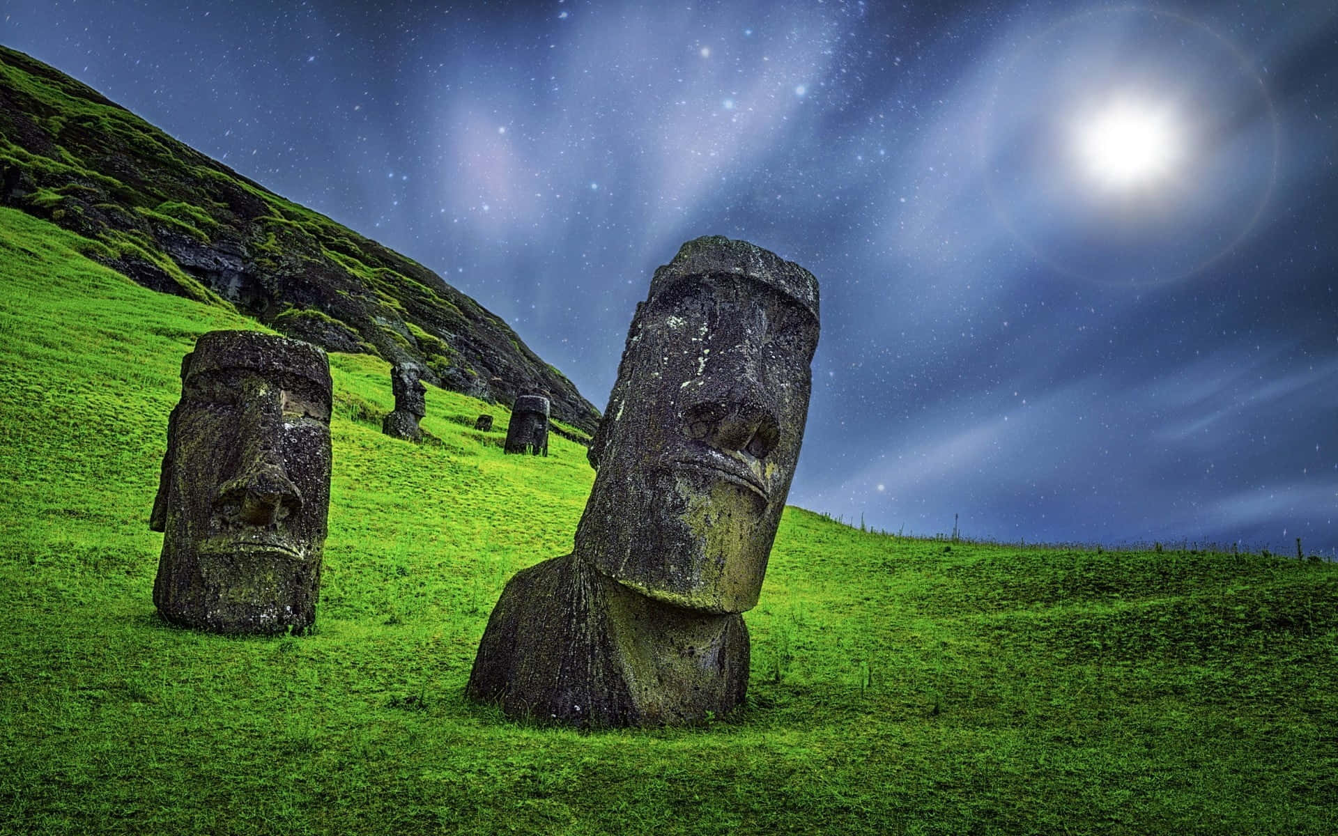 Estatuasde Moai En Un Césped Verde Vibrante Fondo de pantalla