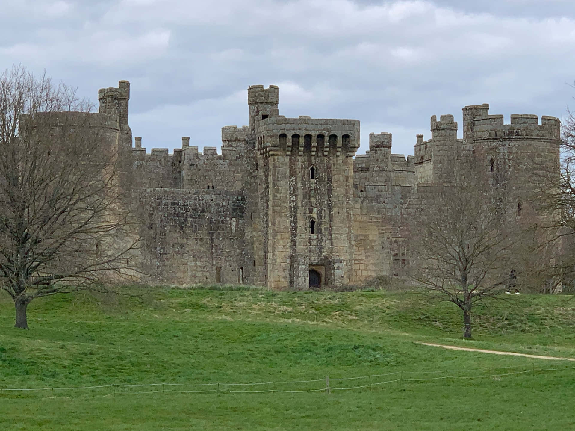 Castelode Bodiam Cercado Por Fossos Na Inglaterra - Vista Frontal Papel de Parede