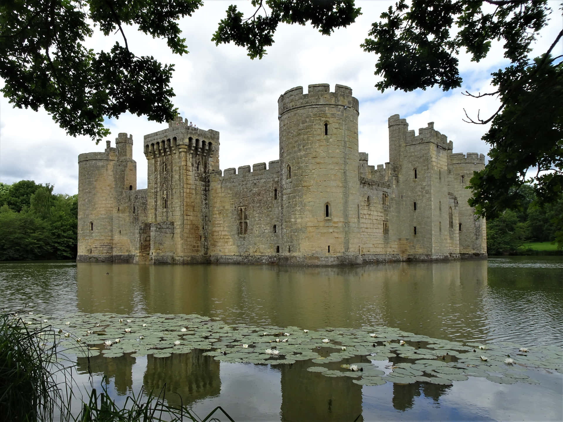 Moatedbodiam Castle In England: Aufgenommen Aus Niedriger Perspektive Wallpaper