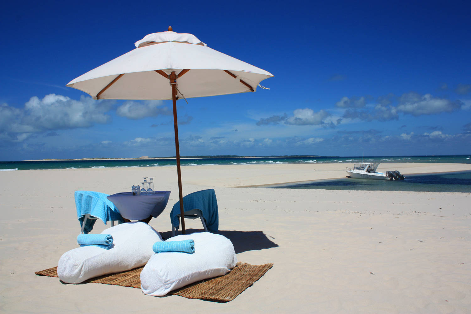 Moçambique Beach Lounge Wallpaper