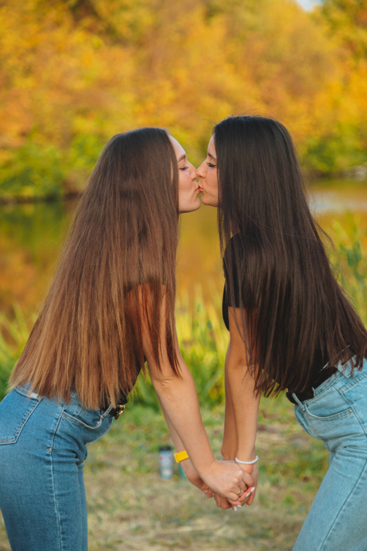 Model Girls Kissing Wallpaper