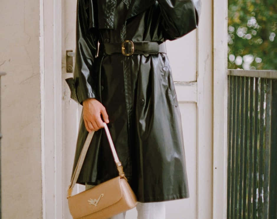 Model Holding Amélie Pichard Carrie Bag Wallpaper