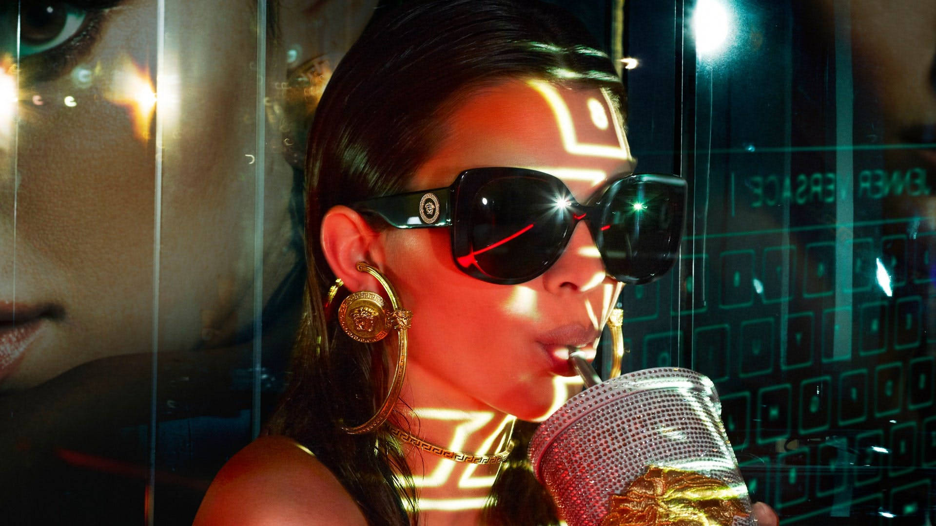 Modellkendall Jenner Versace Solglasögon. Wallpaper