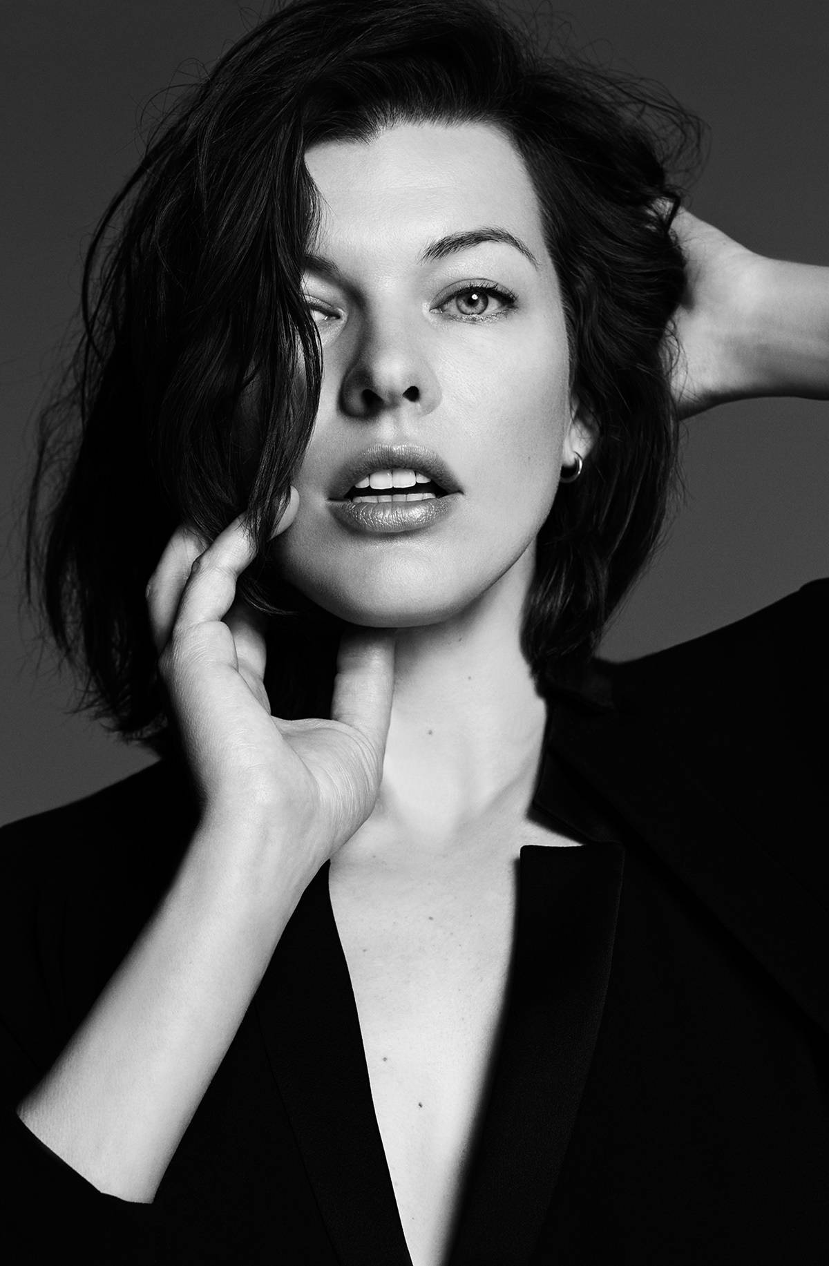 Model Milla Jovovich Black And White Wallpaper