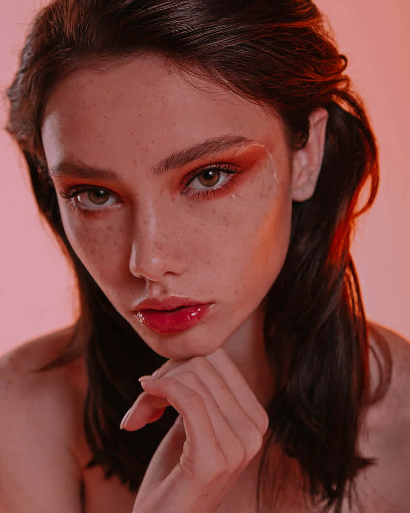 Model med rød øjenskygge ansigtsreferenc tapet Wallpaper
