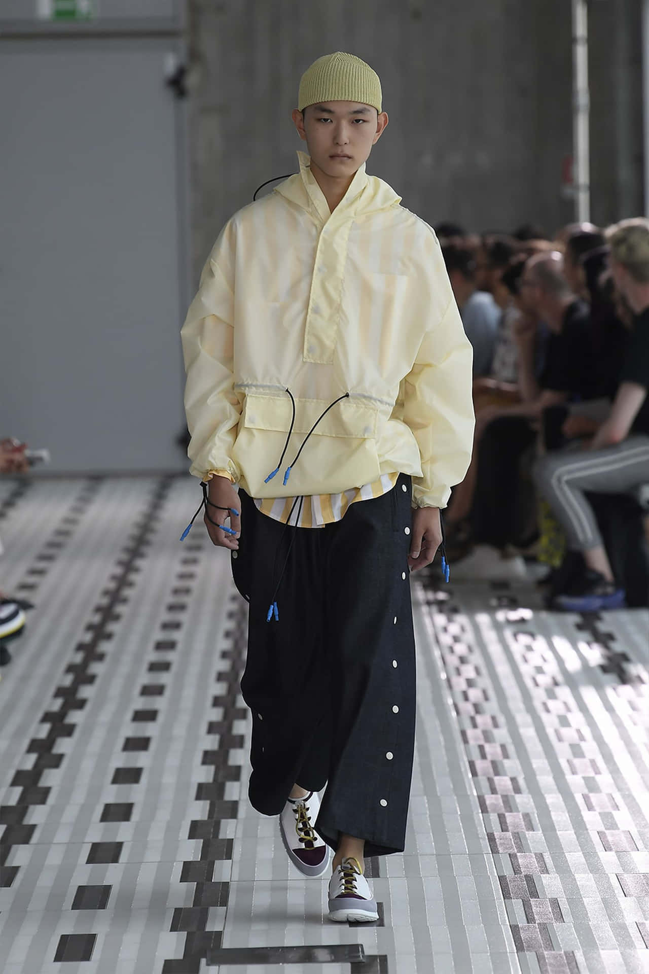 Model With Yelow Jacket In Sunnei Spring Summer 2019 Wallpaper