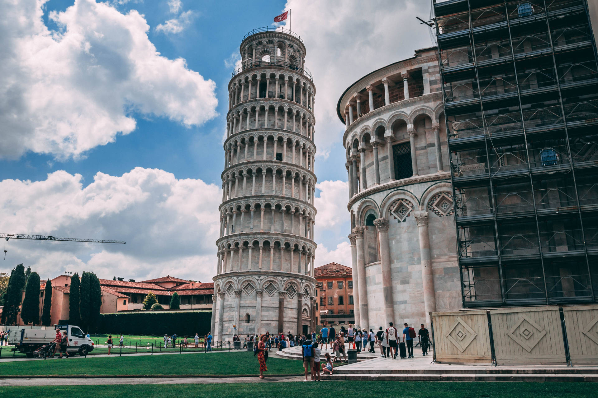 Moderne dag Tower of Pisa ser verden gå forbi. Wallpaper