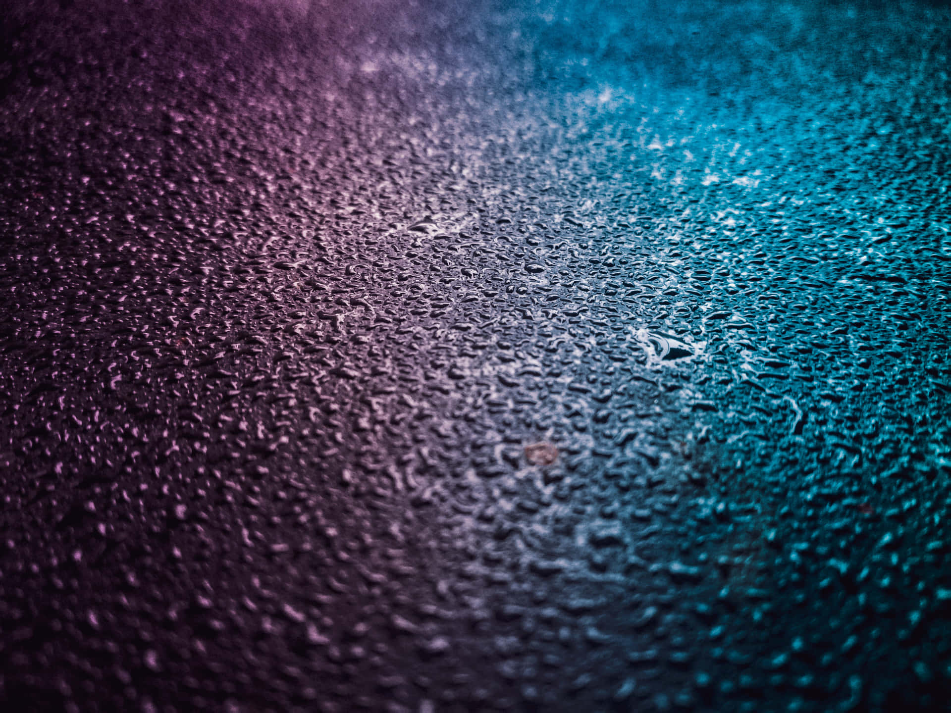 En blå og lilla baggrund med vanddråber Wallpaper