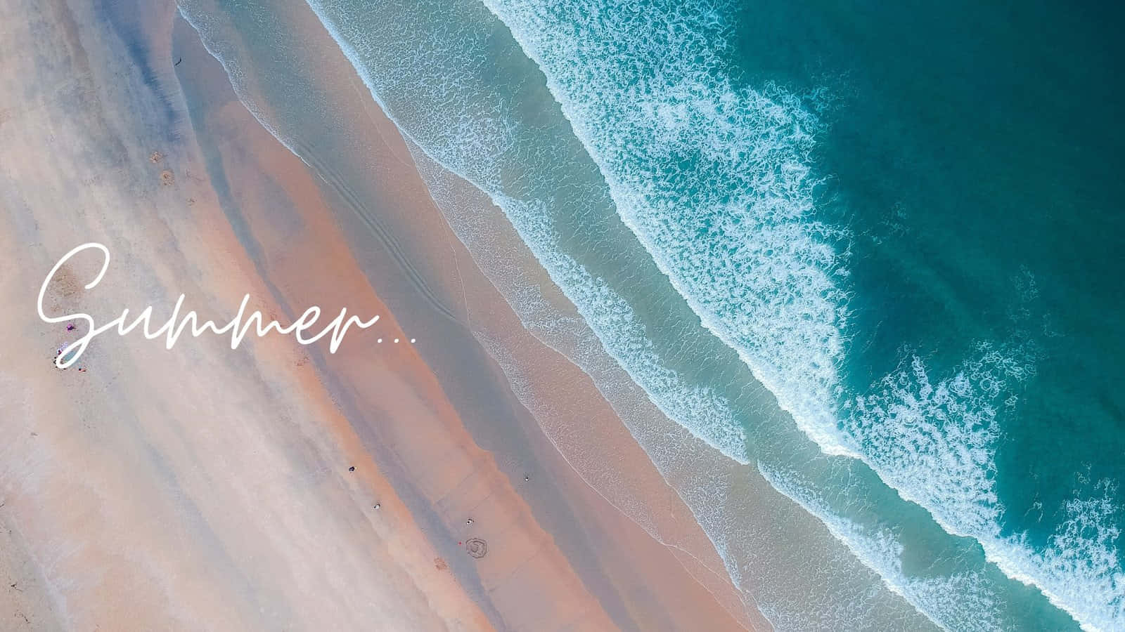 En strand med ordene sommer skrevet på det. Wallpaper