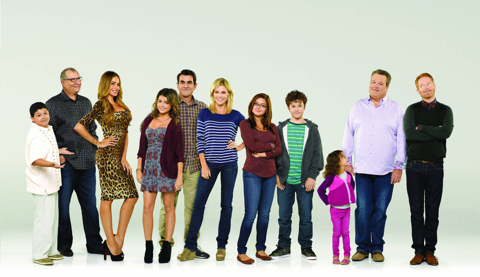 Modern Family Cast Together In A Sitcom Scene Wallpaper