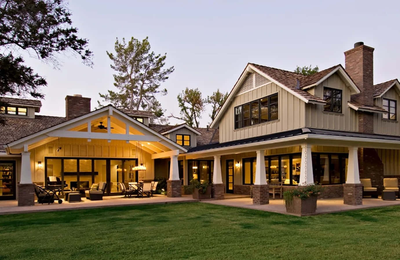 A Large Country Style Home With A Large Patio