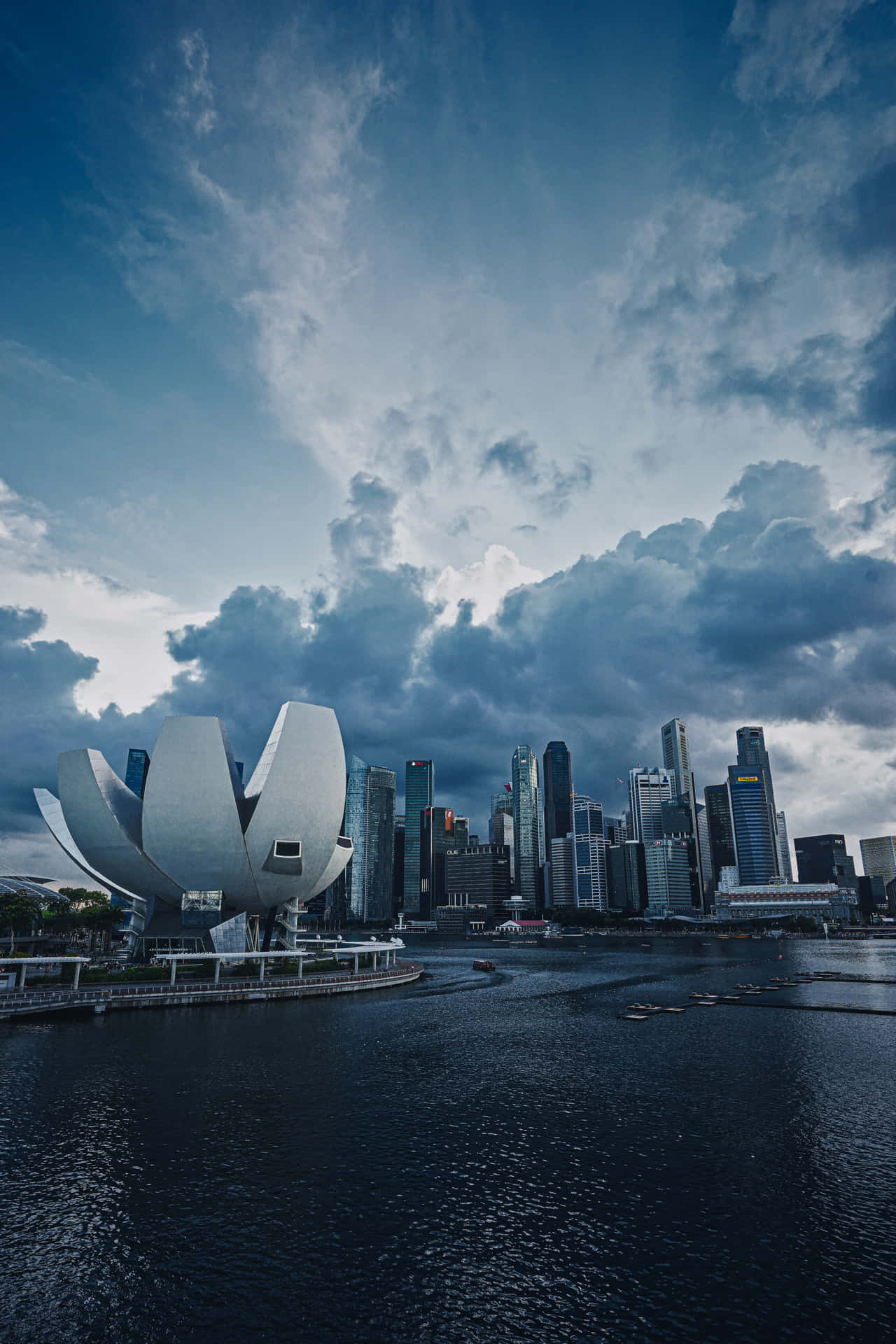 Rascacielosde Una Ciudad Moderna En Singapur Para Iphone Fondo de pantalla
