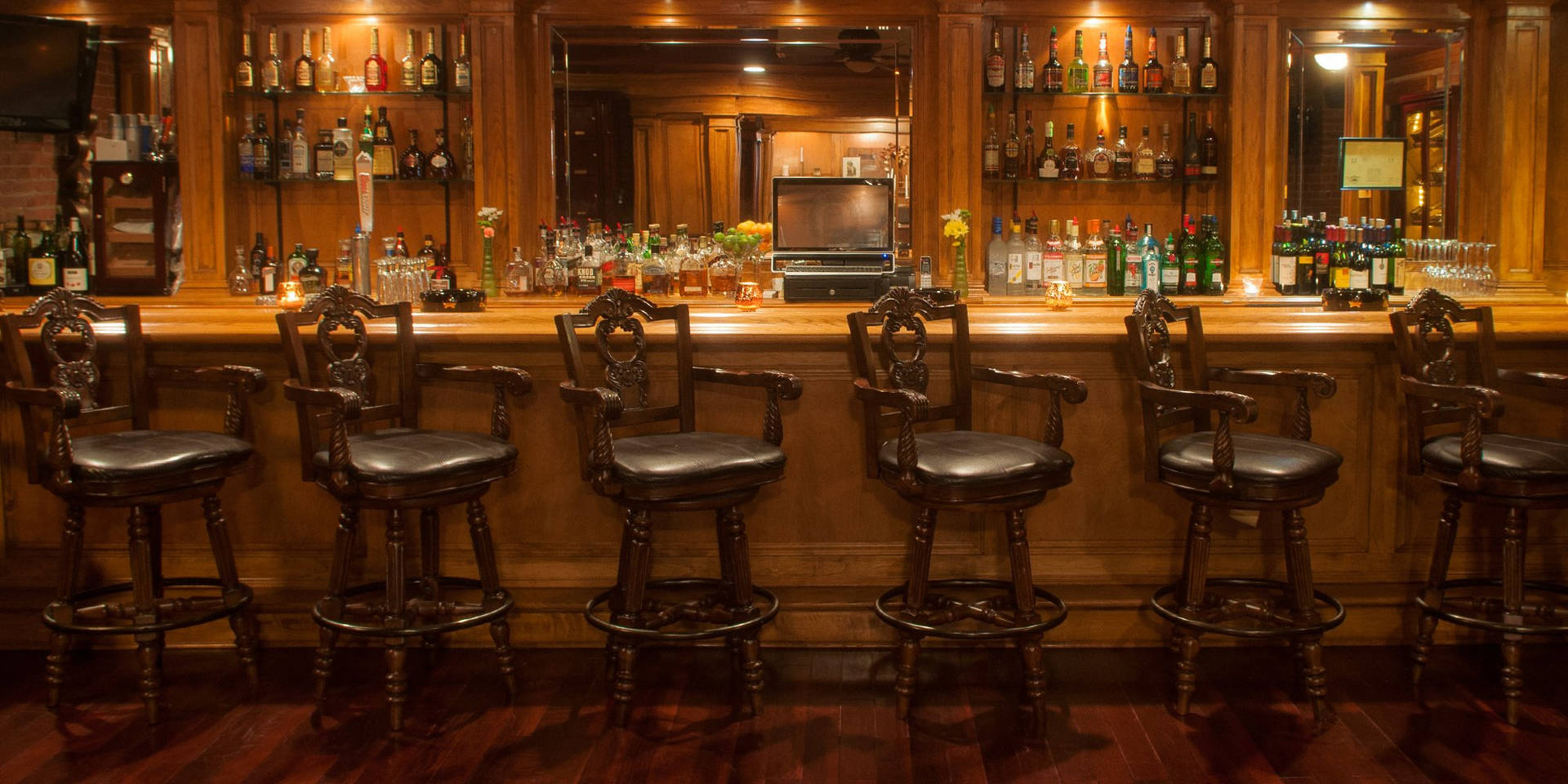 Moderne irsk Pub Bar med udskårne træpaneler. Wallpaper