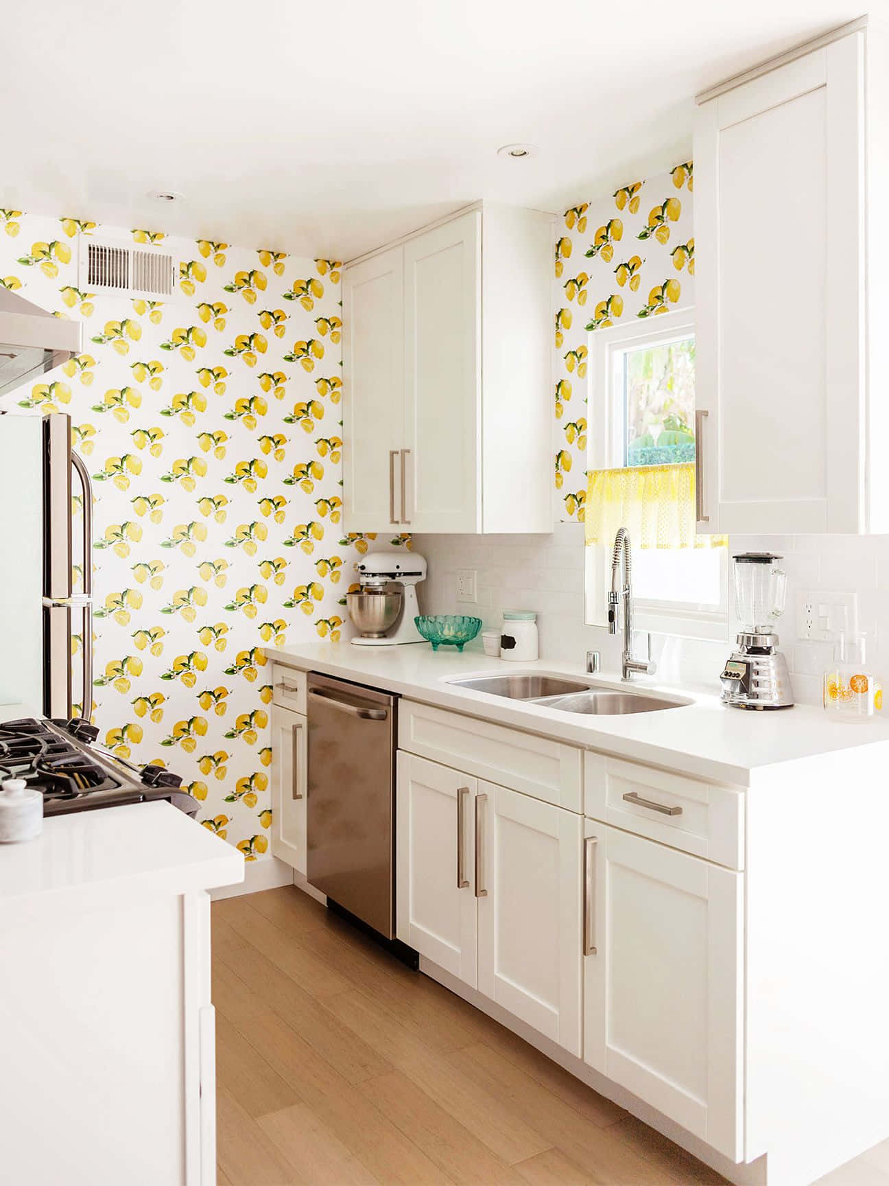 Et køkken med gul og hvid tapet Wallpaper
