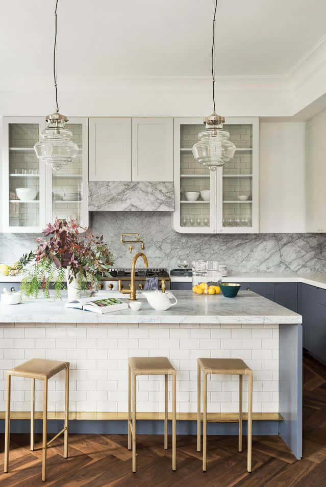 Et køkken med marmorbordplader og trægulve Wallpaper