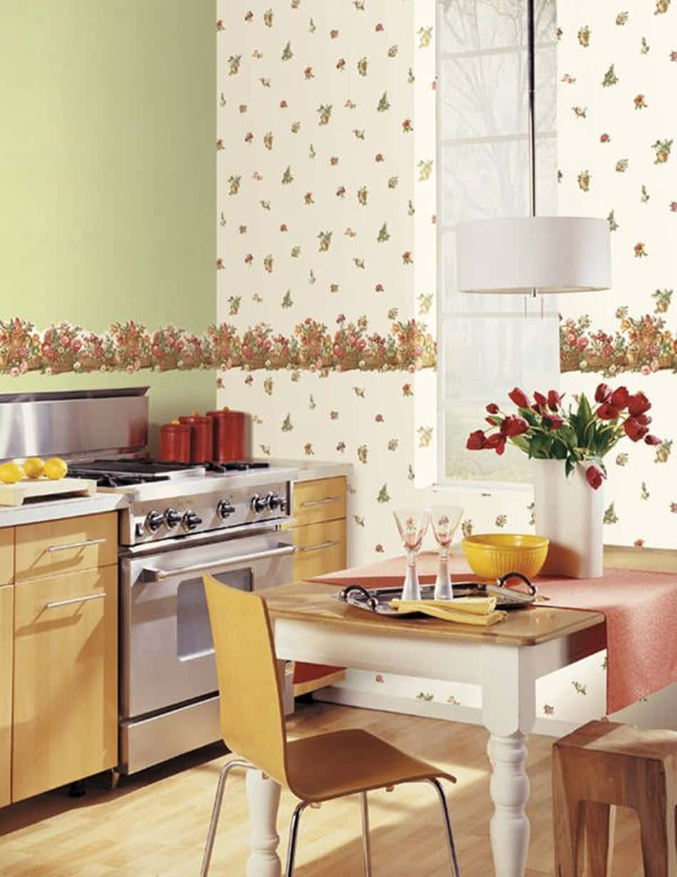 En køkken med bord og stole Wallpaper