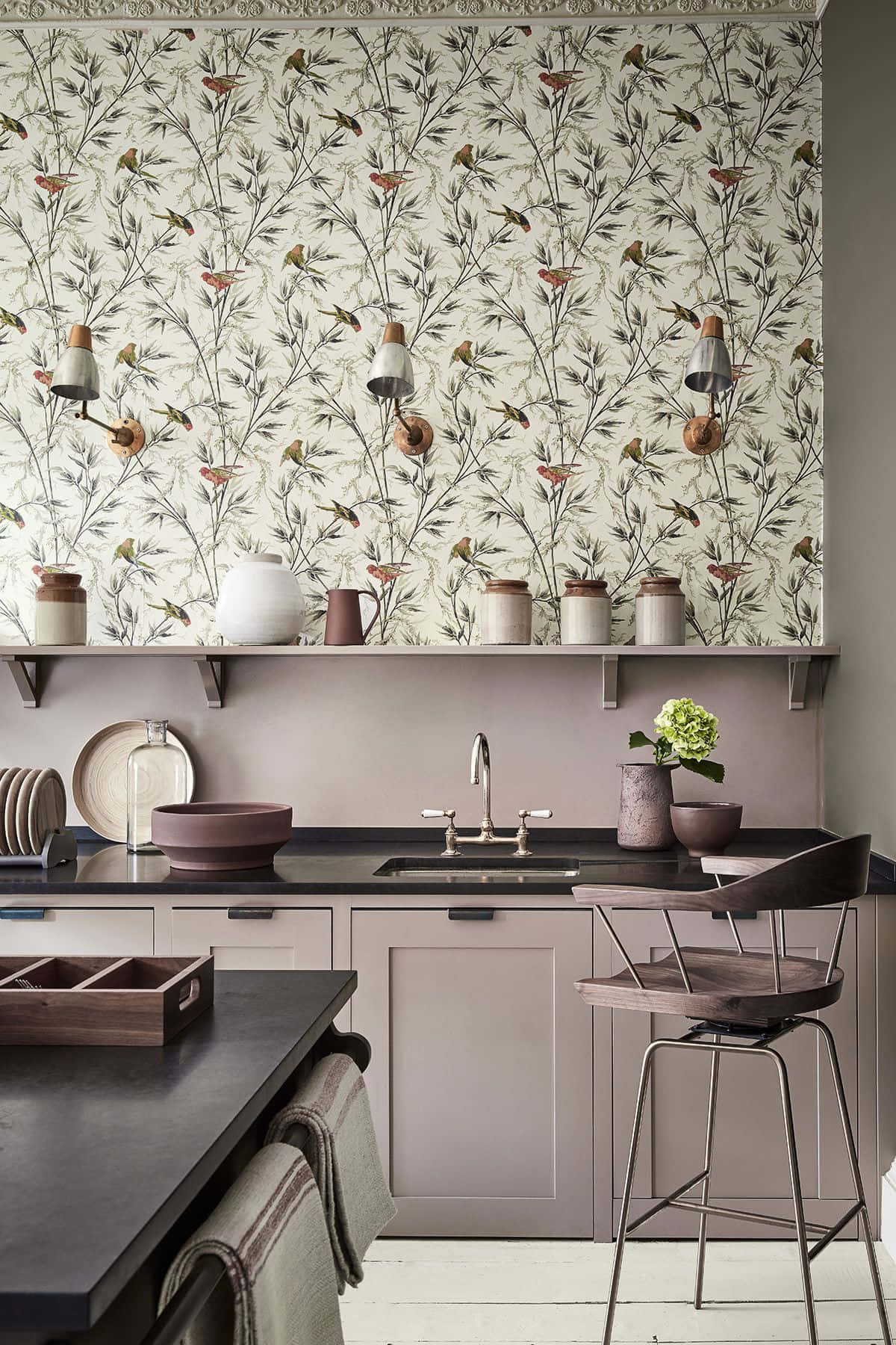 En køkken med en tapet og stole Wallpaper
