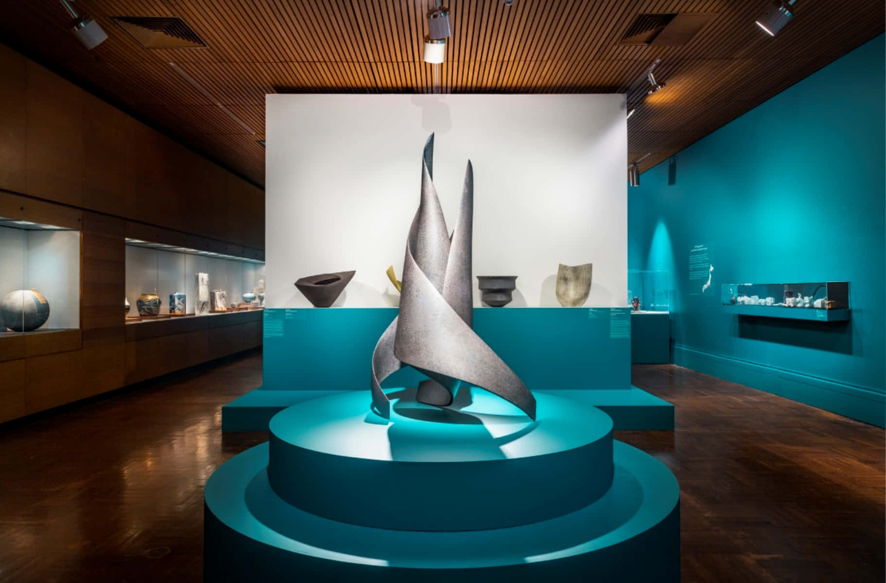 Modern Sculpture Art Gallery Exhibit Wallpaper